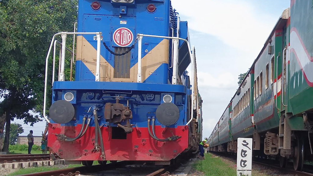 চলন্ত ট্রেনের ছাদ থেকে পড়ে যুবকের মৃত্যু ফেনীর ছাগলনাইয়ায়