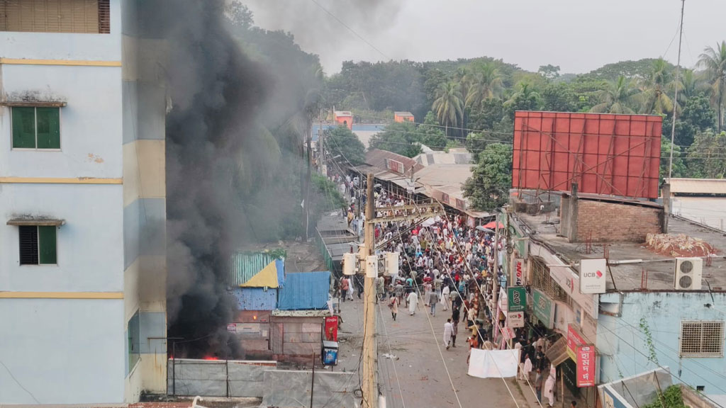 বোয়ালমারীতে বিএনপির দুই পক্ষের সংঘর্ষে কার্যালয়ে অগ্নিসংযোগ