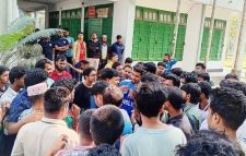 রাবির শেরেবাংলা ফজলুল হক হলে ভূমিকম্পে দেয়ালে ফাটল, শিক্ষার্থীদের বিক্ষোভ