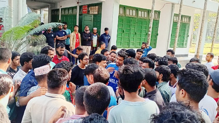 রাবির শেরেবাংলা ফজলুল হক হলে ভূমিকম্পে দেয়ালে ফাটল, শিক্ষার্থীদের বিক্ষোভ