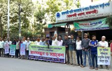 স্থায়ী নিয়োগের দাবিতে রাজশাহী ওয়াসার অস্থায়ী কর্মচারীদের মানববন্ধন