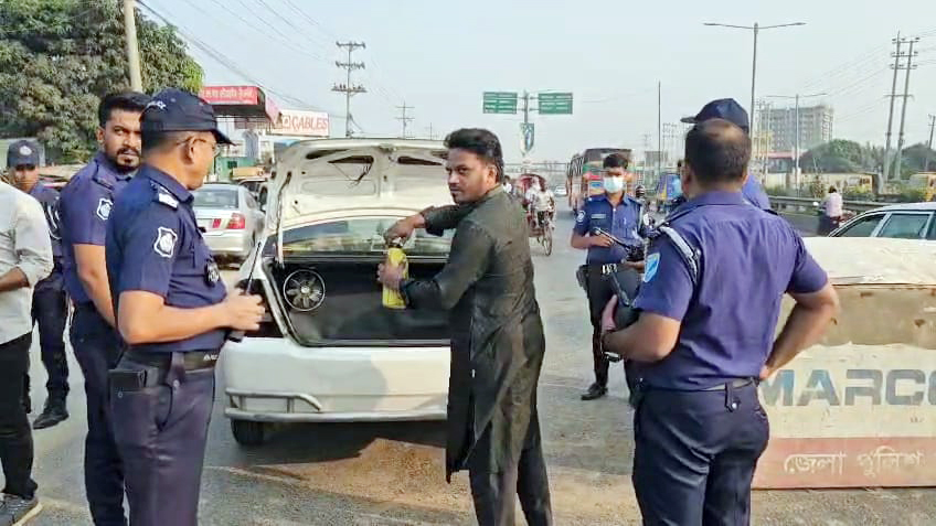 ঢাকা লকডাউন: সাভারে চেকপোস্ট, ঢাকা-আরিচা মহাসড়কে পুলিশের তল্লাশি