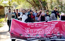 শাবিপ্রবির শাকসু নির্বাচন ১০ ডিসেম্বরের মধ্যে আয়োজনের দাবিতে শিক্ষার্থীদের বিক্ষোভ