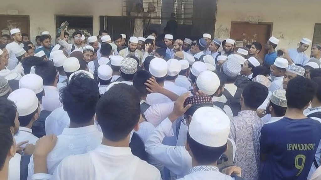 শিক্ষার্থী মারধরের ঘটনায় টঙ্গীর তা’মীরুল মিল্লাত মাদ্রাসায় তিন শিক্ষক বরখাস্ত, আতিকুর রহমানের পুনর্বহালের দাবিতে ফের বিক্ষোভ