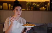 রাতে ঘুম ভেঙে ক্ষুধা লাগে? জানুন কারণ ও সমাধান