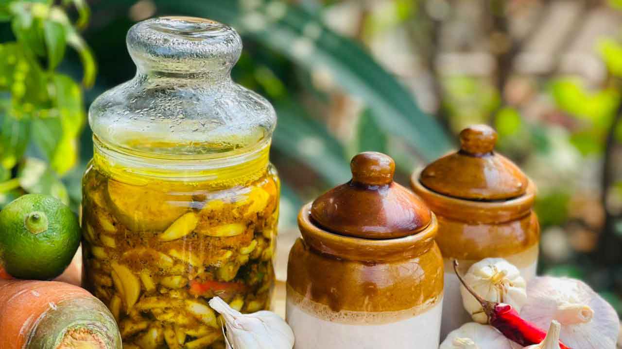 শীতকালীন জ্বর-সর্দি থেকে বাঁচতে রসুনের আচার; জানালেন রন্ধনশিল্পী আফরোজা খানম মুক্তা