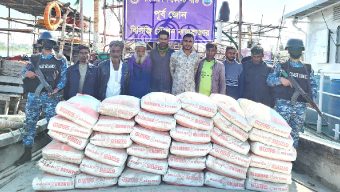 কক্সবাজারে মিয়ানমারগামী সিমেন্টবাহী ট্রলার জব্দ, আটক ৮