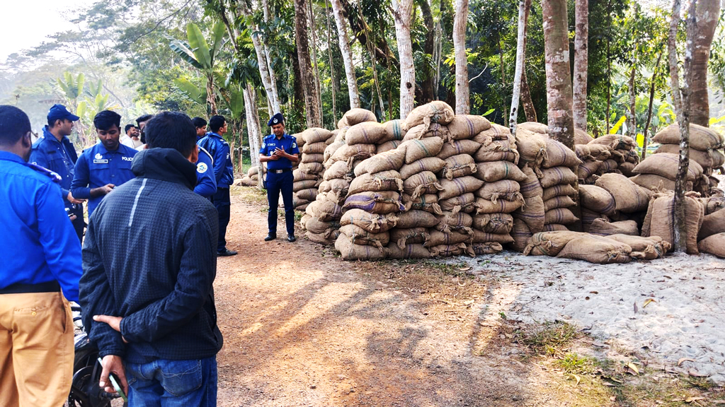 নলছিটিতে পরিত্যক্ত অবস্থায় পড়ে থাকা ৪৫০ বস্তা আলু জব্দ