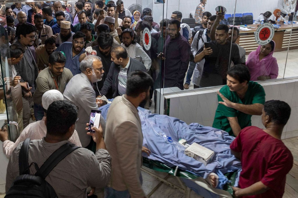 গুলিবিদ্ধ নেতা শরিফ ওসমান হাদিকে এভারকেয়ার হাসপাতালে নেওয়া হয়েছে