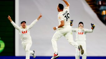 ব্রিসবেন টেস্টে ইংল্যান্ডের ব্যাটিং ধস, চালকের আসনে অস্ট্রেলিয়া