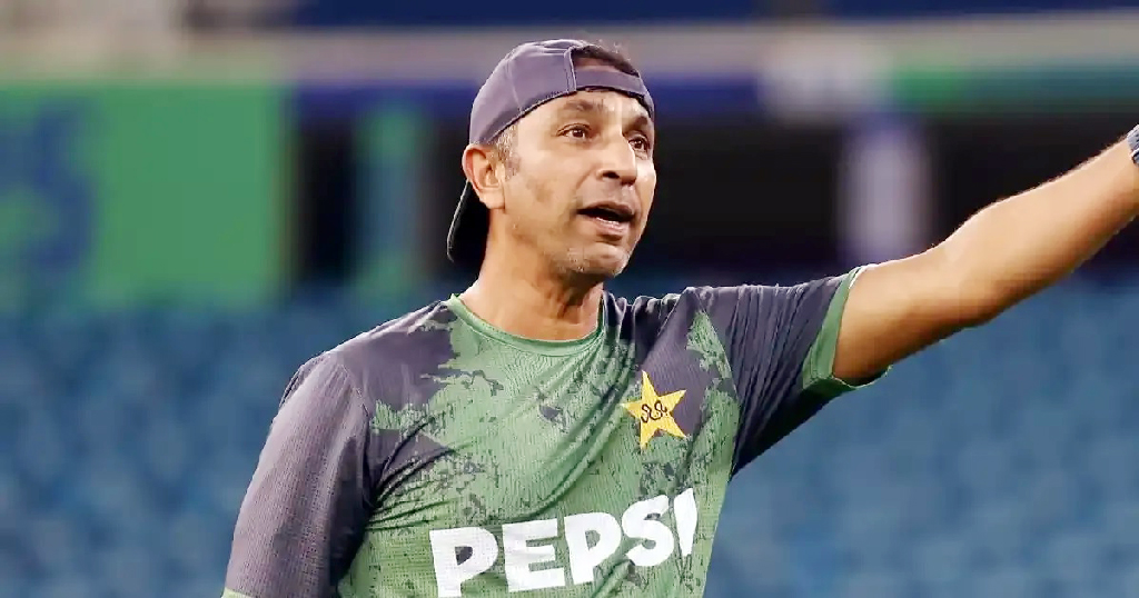 পাকিস্তান টেস্ট দলের দায়িত্ব ছাড়লেন আজহার মাহমুদ