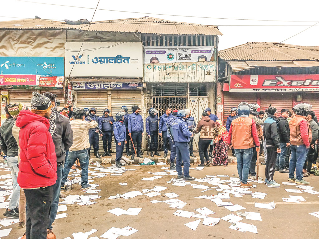 ভোলায় বিজেপি কার্যালয়ে হামলা–ভাঙচুরের অভিযোগ, পরিস্থিতি নিয়ন্ত্রণে পুলিশের ফাঁকা গুলি