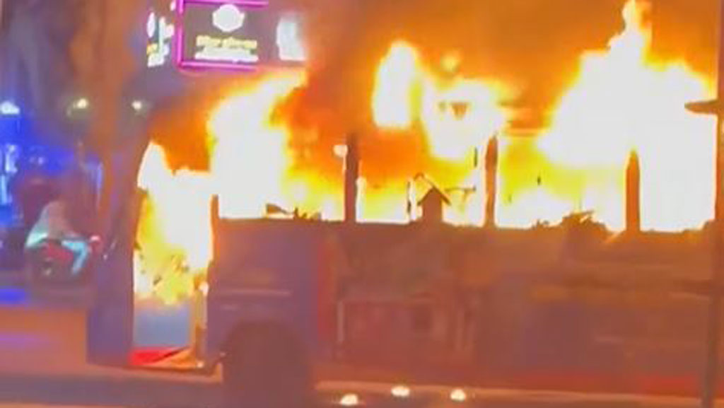 বাড্ডায় চলন্ত বাসে আগুন, নিয়ন্ত্রণে ফায়ার সার্ভিসের দুটি ইউনিট