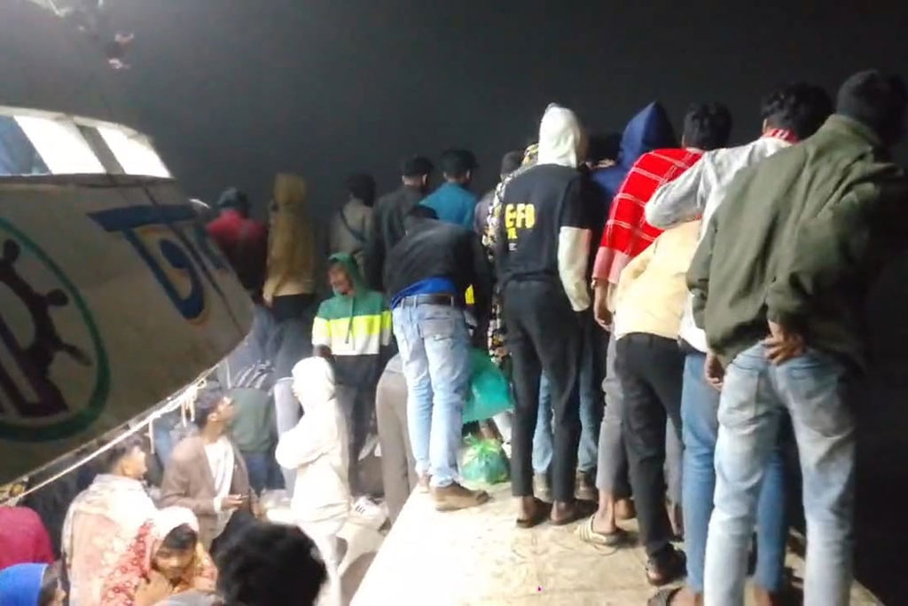 মতলব উত্তরে মেঘনা নদীতে বাল্কহেডের সঙ্গে ধাক্কায় যাত্রীবাহী লঞ্চ বিকল