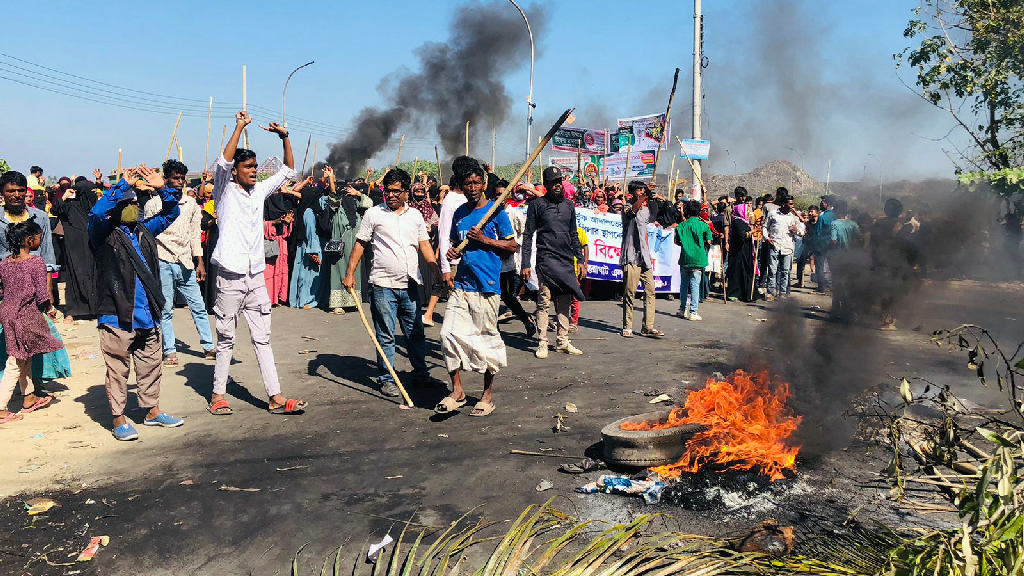 কক্সবাজারে নদীবন্দরের সীমানা নির্ধারণ নিয়ে উত্তেজনা, সড়ক অবরোধ