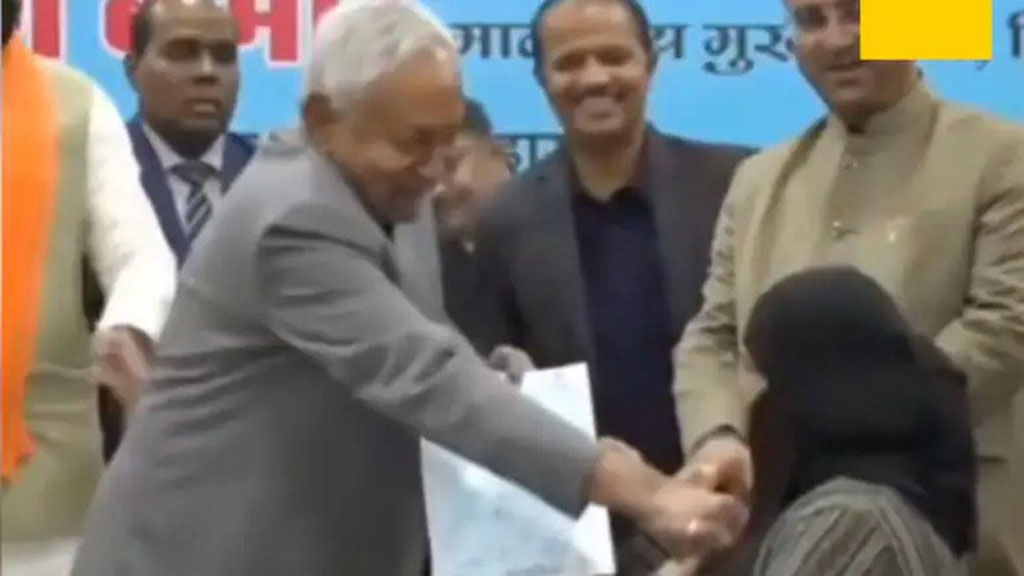 বিহারে সরকারি অনুষ্ঠানে মুসলিম নারীর নিকাব টানেন মুখ্যমন্ত্রী নীতীশ কুমার, তীব্র সমালোচনা