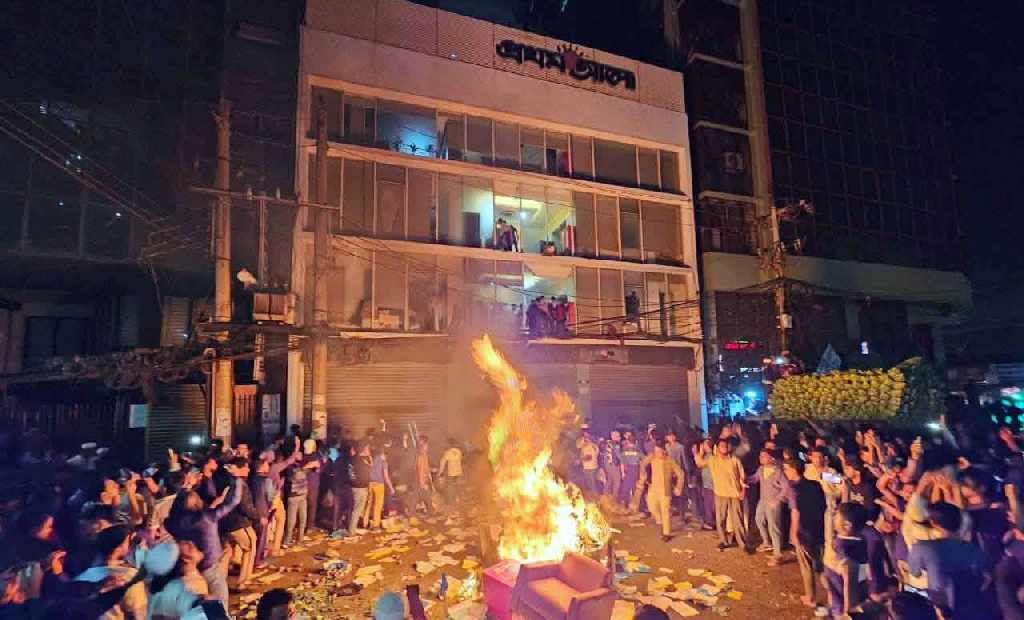 প্রথম আলো ও ডেইলি স্টারে হামলা