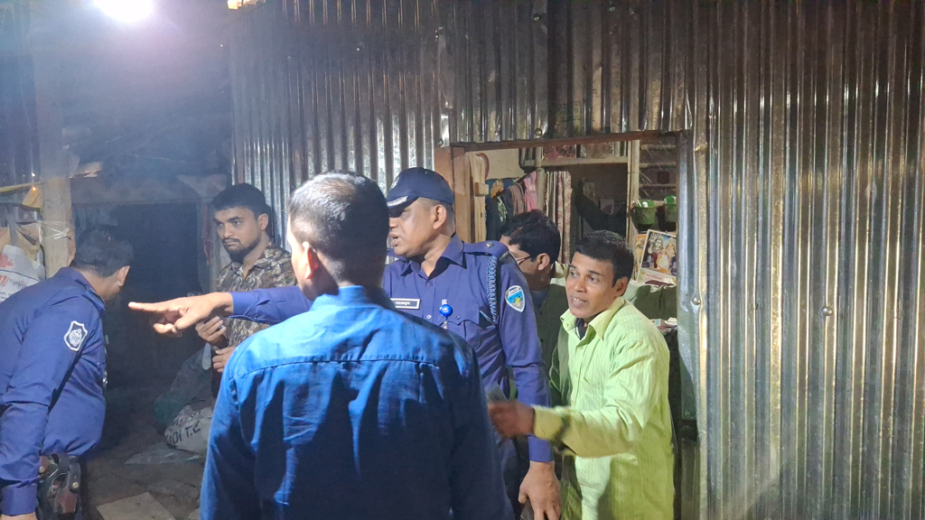 চট্টগ্রামের রাউজানে তিনটি বসতঘরে অগ্নিসংযোগের অভিযোগ, বাসিন্দারা প্রাণে রক্ষা