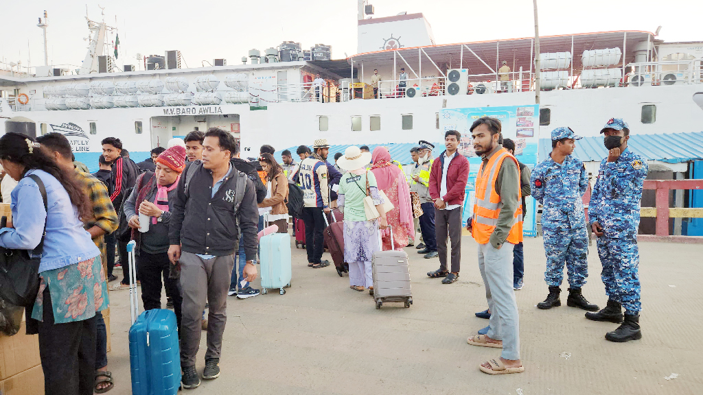 সেন্ট মার্টিনগামী জাহাজ চলাচল শুরু, প্রথম দিনে তিন জাহাজে ১১৭৪ পর্যটক