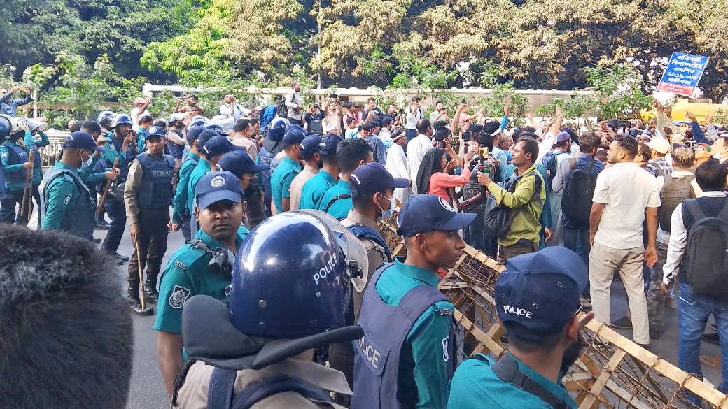 অটিস্টিক ও প্রতিবন্ধী বিদ্যালয় স্বীকৃতি ও এমপিওভুক্তির দাবিতে শিক্ষকদের ‘লং মার্চ টু যমুনা’; পথে পুলিশের বাধা