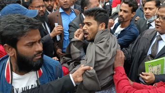 নারায়ণগঞ্জে ছাত্রলীগ নেতাকে আটক নিয়ে ছাত্রদল ও বিএনপিপন্থী আইনজীবীদের ধাক্কাধাক্কি