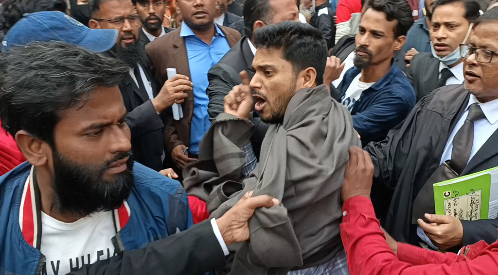 নারায়ণগঞ্জে ছাত্রলীগ নেতাকে আটক নিয়ে ছাত্রদল ও বিএনপিপন্থী আইনজীবীদের ধাক্কাধাক্কি