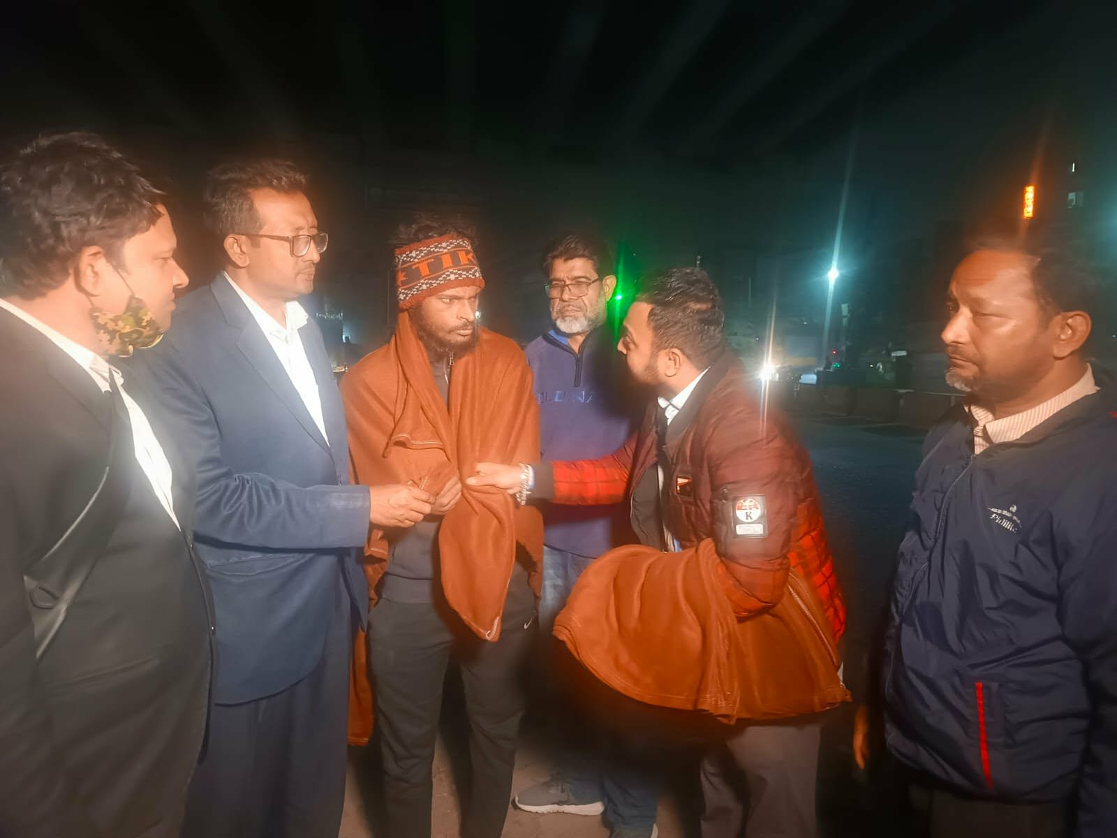 রাজধানীর উত্তরা,আব্দুল্লাহপুর টঙ্গী সহ বিভিন্ন সড়কে গভীর রাতে শীতার্তদের দ্বারে দ্বারে ‘সোসাইটি অব জাতীয় গণমাধ্যম কমিশন’