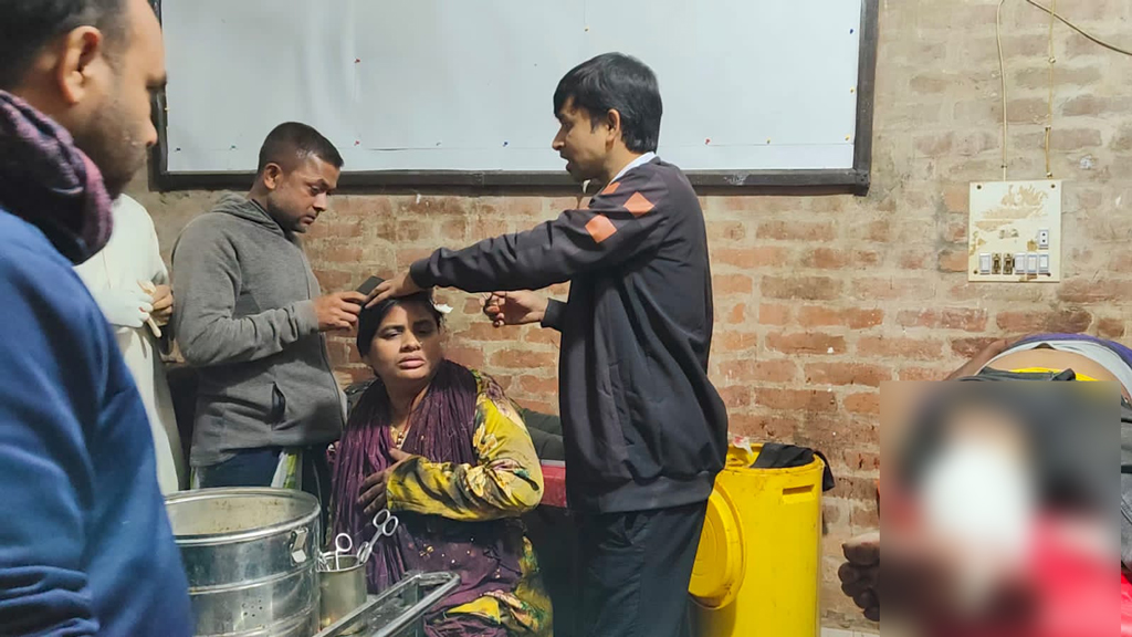 ভালুকায় নিয়ন্ত্রণ হারিয়ে মহাসড়কে মিনিবাস উল্টে নিহত ২