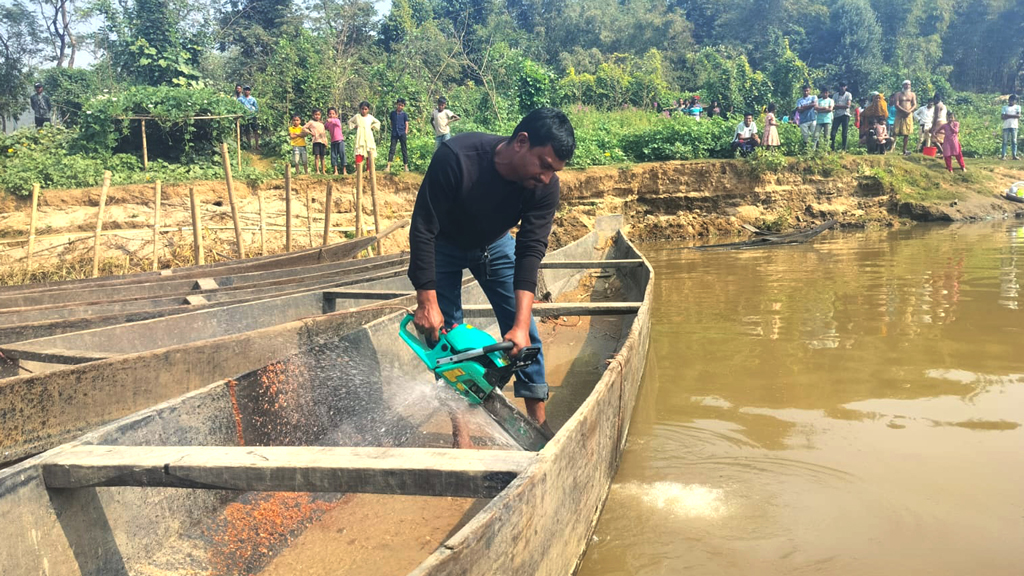 জৈন্তাপুরে প্রশাসনের টাস্কফোর্স অভিযান: ১০টি বারকি নৌকা ধ্বংস, বালুসহ ৩ ট্রাক আটক