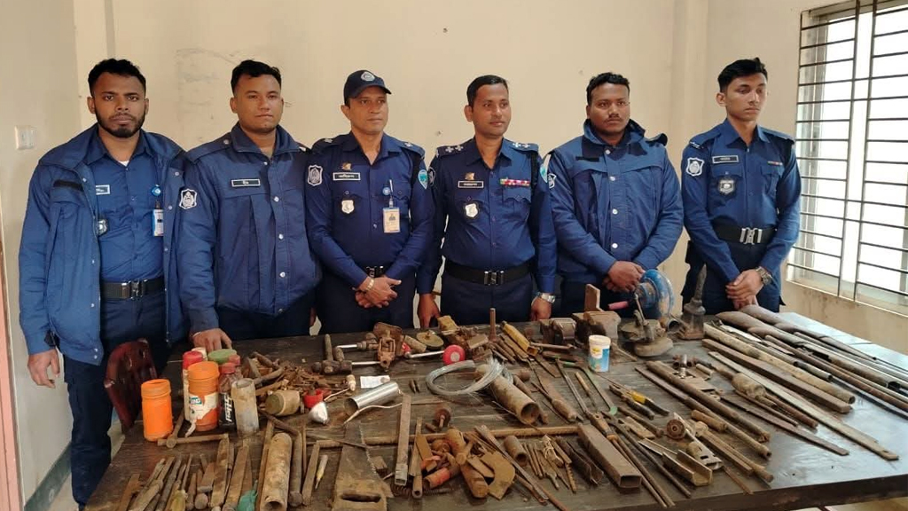 বান্দরবানের দুর্গম পাহাড়ে অস্ত্র তৈরির কারখানার সন্ধান, সরঞ্জাম উদ্ধার