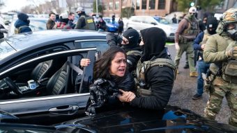 যুক্তরাষ্ট্রে বাংলাদেশি বংশোদ্ভূত অধিকারকর্মীকে গাড়ি থেকে টেনে-হিঁচড়ে বের করল ফেডারেল এজেন্টরা