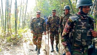 জাজিরায় যৌথ বাহিনীর বড় অভিযান: ৪৫টি ককটেলসহ আটক ৪