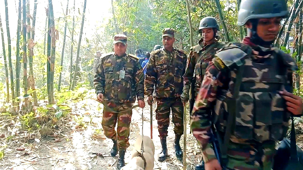 জাজিরায় যৌথ বাহিনীর বড় অভিযান: ৪৫টি ককটেলসহ আটক ৪
