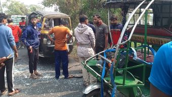 টুঙ্গিপাড়ায় ইজিবাইক-মাহেন্দ্র সংঘর্ষ: মায়ের কোল থেকে ছিটকে পড়ে শিশুর মৃত্যু