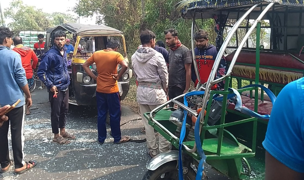 টুঙ্গিপাড়ায় ইজিবাইক-মাহেন্দ্র সংঘর্ষ: মায়ের কোল থেকে ছিটকে পড়ে শিশুর মৃত্যু