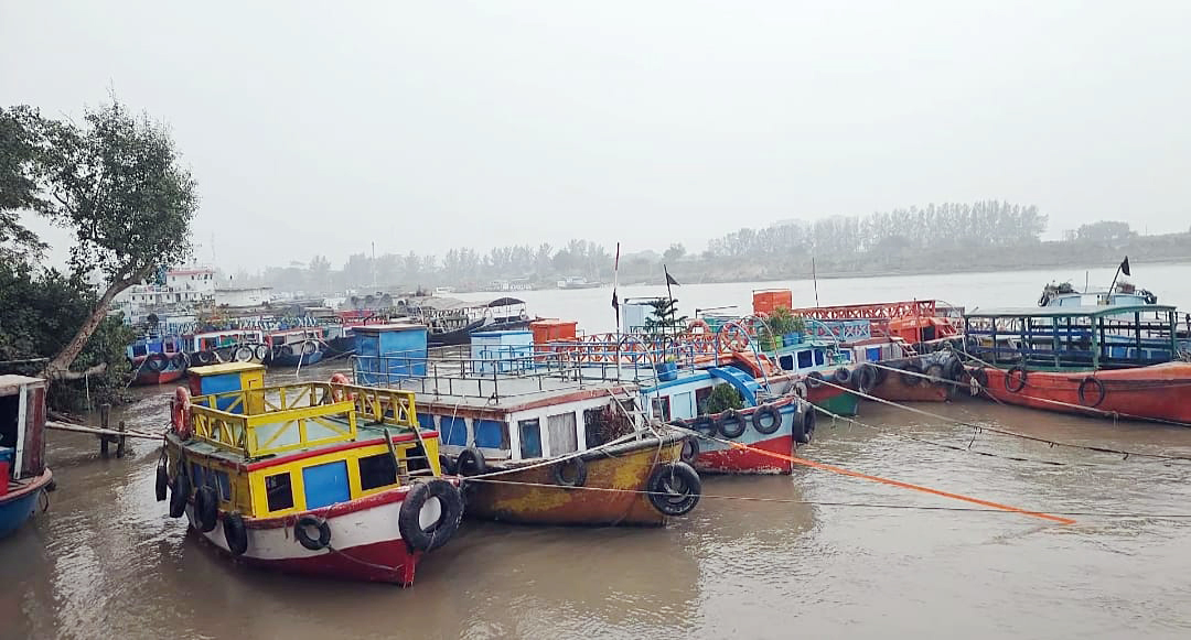 সুন্দরবনে জালিবোট মালিকদের ধর্মঘট, পর্যটক যাতায়াত বিঘ্নিত