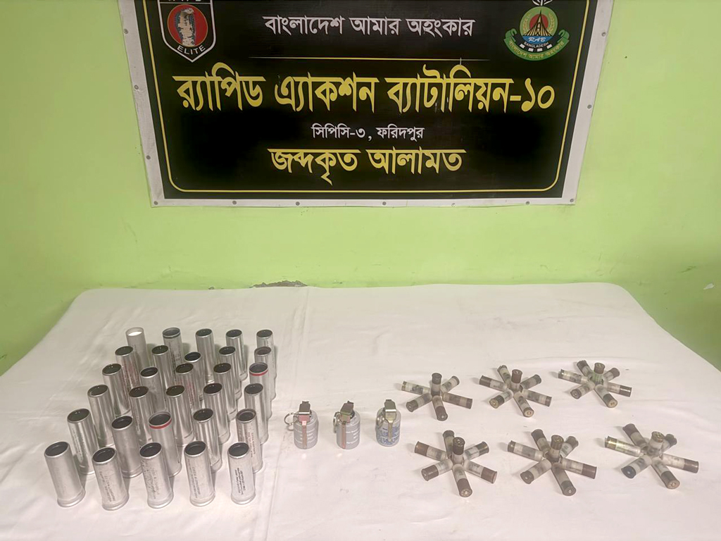 ফরিদপুরে থানা থেকে লুট হওয়া গ্রেনেড ও কার্তুজ উদ্ধার: র‍্যাবের বড় সাফল্য
