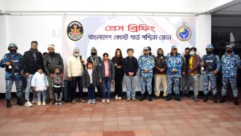 সুন্দরবনে বাল্কহেডের সঙ্গে সংঘর্ষ, পর্যটকবাহী জাহাজ থেকে ৪৪ জন উদ্ধার