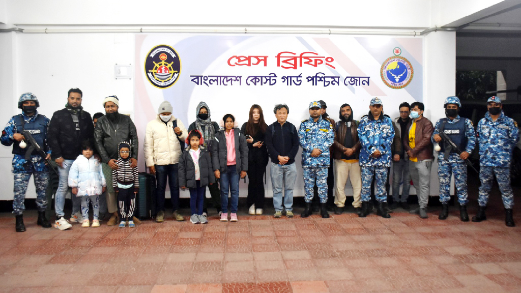 সুন্দরবনে বাল্কহেডের সঙ্গে সংঘর্ষ, পর্যটকবাহী জাহাজ থেকে ৪৪ জন উদ্ধার