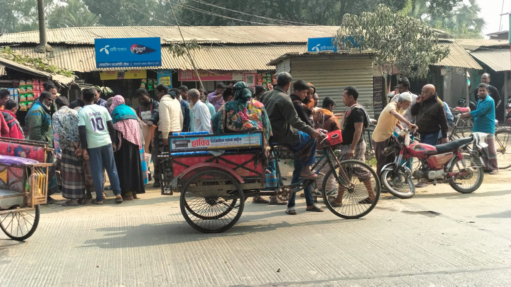 পত্নীতলায় ট্রাকের ধাক্কায় মোটরসাইকেল আরোহী নিহত, চালক আটক