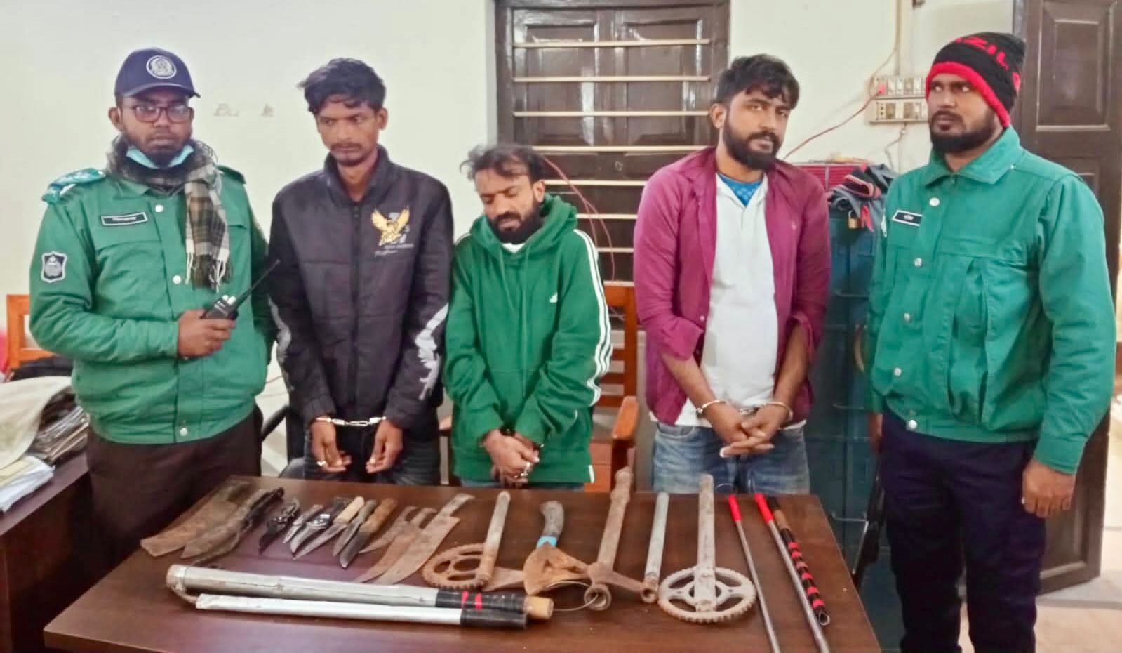 রাজশাহীতে অস্ত্রসহ ‘চাঁদাবাজ’ চান সওদাগর গ্রেপ্তার: সহযোগীসহ আটক ৩