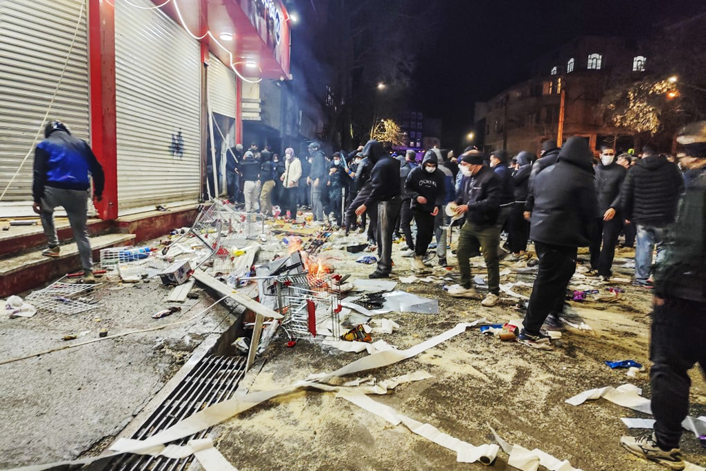 মরদেহ ফেরত দিতে পরিবারের কাছে ‘মুক্তিপণ’ দাবি করছে ইরান কর্তৃপক্ষ