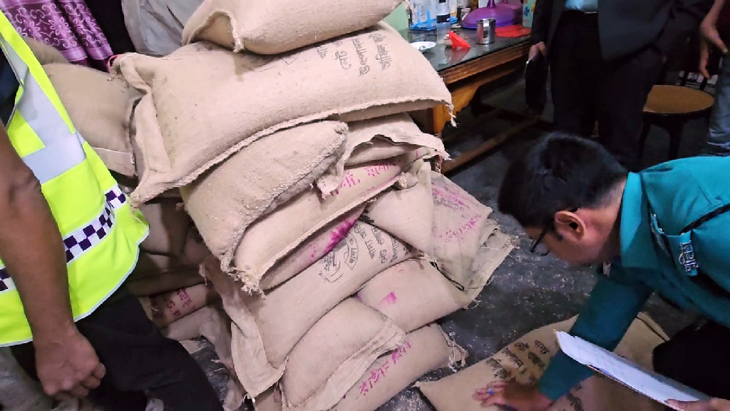 খুলনায় ৬৯৭ বস্তা সরকারি চাল জব্দ: পুলিশের উপস্থিতি টের পেয়ে চোরকারবারিরা পলাতক