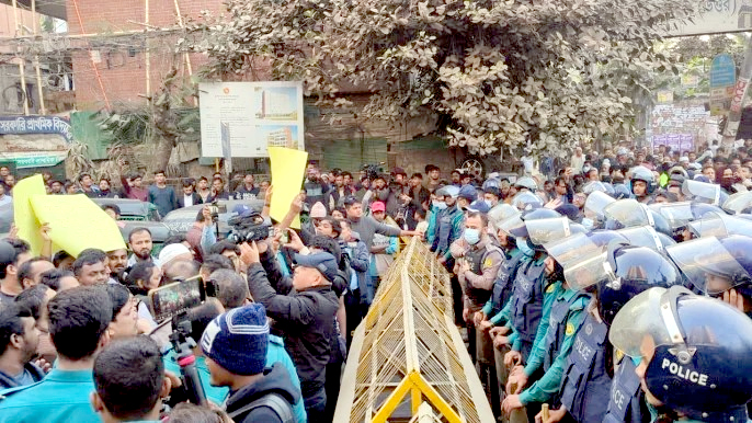 ফেলানী হত্যার ১৫ বছর: ভারতীয় হাইকমিশনের দিকে এনসিপির মার্চ আটকে দিল পুলিশ