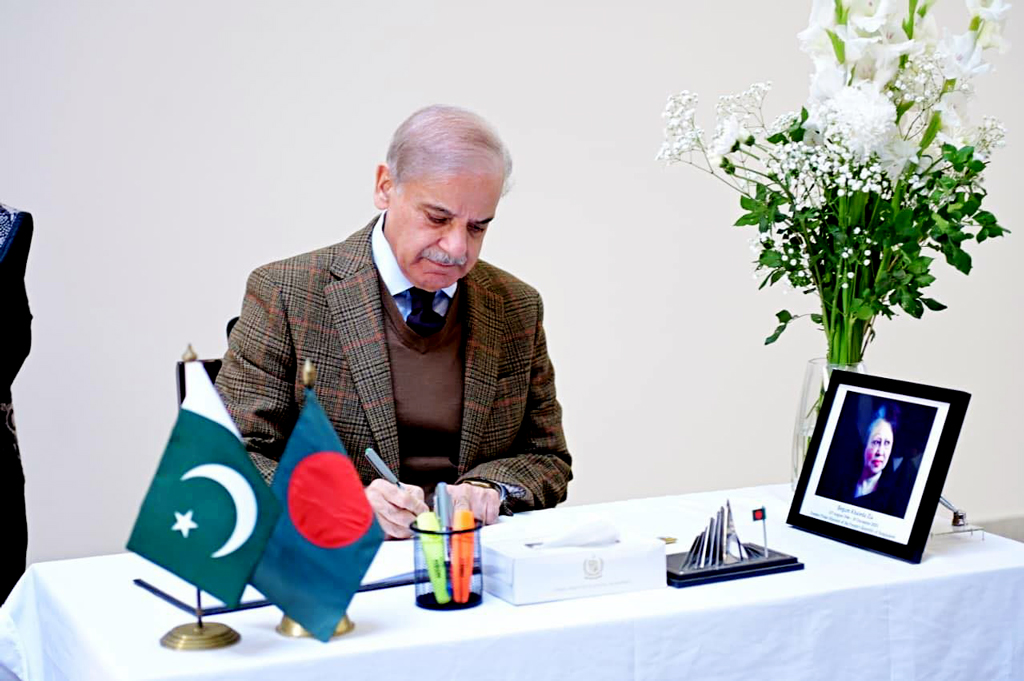 বেগম খালেদা জিয়ার প্রতি শ্রদ্ধা জানাতে ইসলামাবাদে বাংলাদেশ হাইকমিশনে শাহবাজ শরিফ