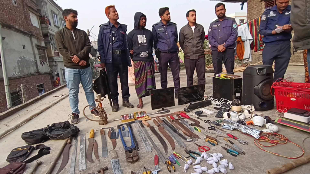 নারায়ণগঞ্জে বিশেষ অভিযানে বিপুল দেশীয় অস্ত্র ও মাদক উদ্ধার