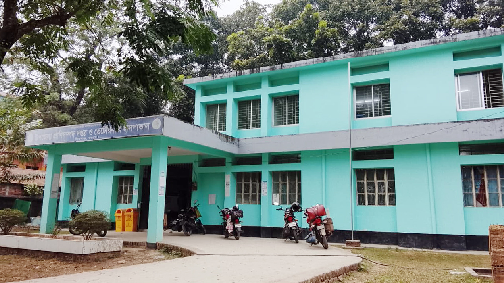 পীরগঞ্জ উপজেলা প্রাণিসম্পদ দপ্তরে জাতীয় পতাকা উত্তোলন না করার অভিযোগ