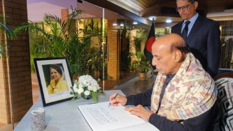 খালেদা জিয়ার মৃত্যুতে নয়াদিল্লিতে বাংলাদেশ হাইকমিশনে রাজনাথ সিংয়ের শ্রদ্ধা