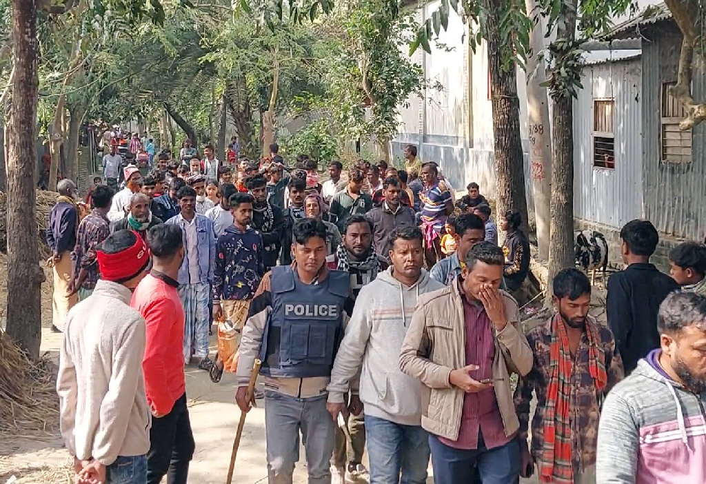 শাহজাদপুরে দুই কিশোরের ঝগড়া থেকে রণক্ষেত্র গ্রাম: আহত ২০, বাড়িঘর ভাঙচুর