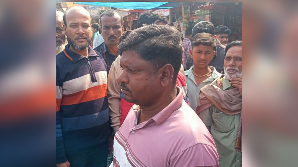 সাঁথিয়ায় স্বেচ্ছাসেবক দল নেতাকে লক্ষ্য করে দিনদুপুরে গুলি, অল্পের জন্য রক্ষা